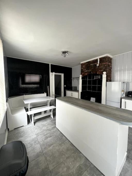 No. 206 - Spacious 5 Bed * Liverpool